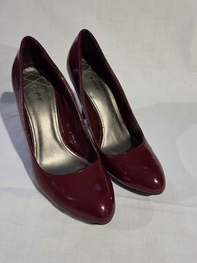 Apt. 9 Patent Red Pumps